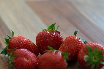 Erdbeeren auf einem Küchenbrett aus Holz