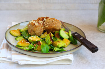 Salad with grilled courgette