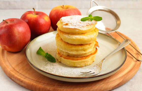 Apple fritters with sugar