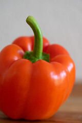 rote Paprika auf einem Küchenbrett