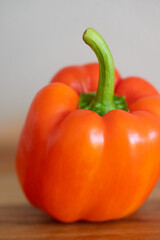 rote Paprika auf einem Küchenbrett