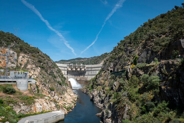 Entre montes e montanhas o rio Tua e ao fundo a barragem hidroelétrica de Foz Tua em Trás os Montes, Portugal - obrazy, fototapety, plakaty