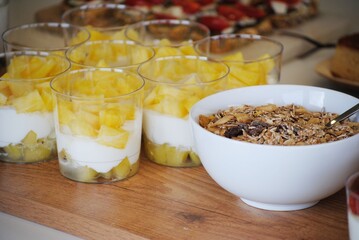 yogures de frutas con muesli y cereales, desayuno saludable