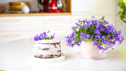 Fototapeta na wymiar Naked cake, tort urodzinowy, aranżacja stołu