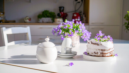 Fototapeta na wymiar Naked cake, tort urodzinowy, aranżacja stołu