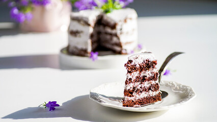 Naked cake, urodzinowy tort, aranżacja stołu
