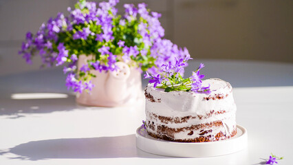 Fototapeta na wymiar Naked cake, urodzinowy tort, aranżacja stołu