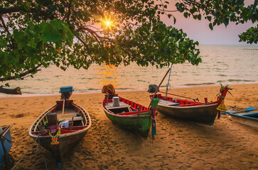 Obraz premium Traditional long tail boat on Pattaya beach at sunset, Thailand