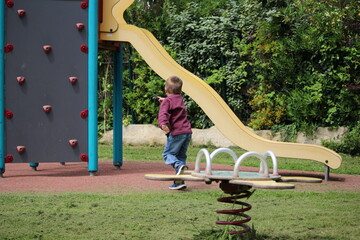 enfant sur une aire de jeux