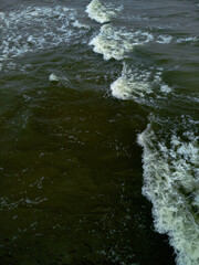 Wellen schlagen an den Strand