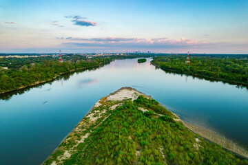 Wisła, największa polska rzeka. Widok z drona w okolicach Warszawy. Piękna rzeka i dzikie brzegi są wielką atrakcją i siedliskiem wielu gatunków zwierząt. - obrazy, fototapety, plakaty