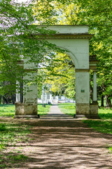 Zespół pałacowo-parkowy w Jabłonnie .Romantyczny park  koło Warszawy, ścieżki rośliny,...
