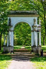 Fototapeta premium Zespół pałacowo-parkowy w Jabłonnie .Romantyczny park koło Warszawy, ścieżki rośliny, krzewy, drzewa, rzeźby. Wiosna.