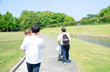 Obraz premium 公園に向かって歩いている4人家族