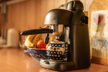 Stylish pressure coffee maker