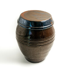 뚜껑이 있는 작은 항아리, 흰색 배경-Small jar with lid on a white background