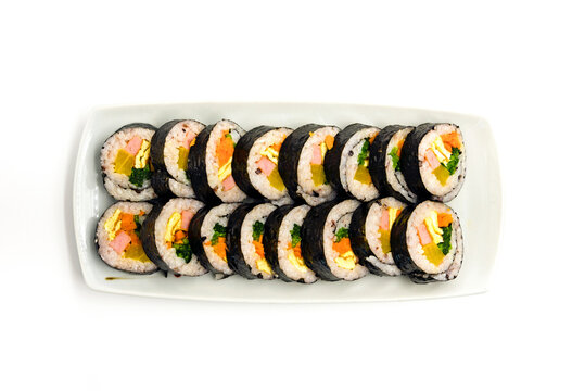 긴 접시에 담긴 김밥, 상위 뷰-Kimbap on a long plate, top view