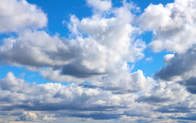 nuvens brancas fofas no céu azul, muitas nuvens no céu azul, paisagem de nuvens, céu em perspectiva, nuvens em perspectiva
