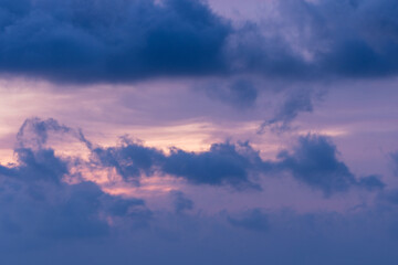 Fototapeta na wymiar 夜明け前の雲模様