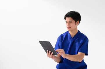 男性医療イメージ　スクラブ　診断