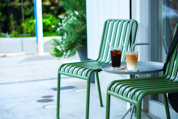 Fototapeta na wymiar カフェのテラス席に置かれたアイスコーヒー、カフェオレ、2人分