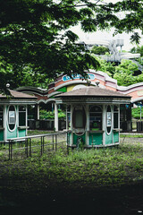 廃墟化した遊園地のゲート