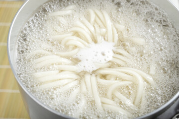 うどんを茹でる