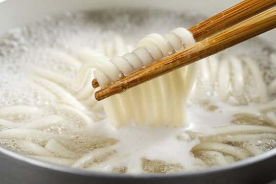 うどんを茹でる