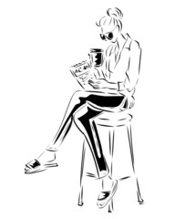 コーヒー片手に新聞を読む女性
