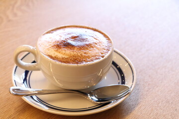 美味しそうなカプチーノで優雅にリラックスタイム