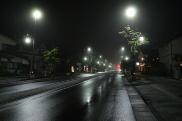 小雨で霧の立ち込める静かな夜の街並