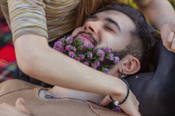 Obraz na płótnie Canvas man with flowers in his beard