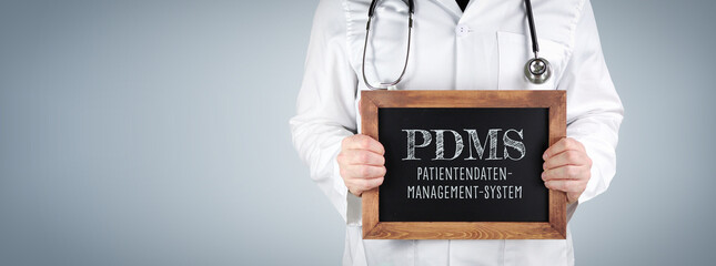 PDMS (Patientendatenmanagement-System). Arzt zeigt Begriff auf einem Holz Schild.