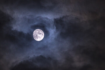 Naklejka na ściany i meble 雲間から現れた月