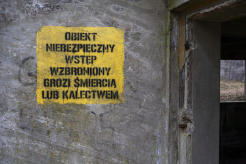 Fototapeta informacja przy wejściu do budynku byłej fabryki amunicji koło Nowogrodu Bobrzeńskiego obraz