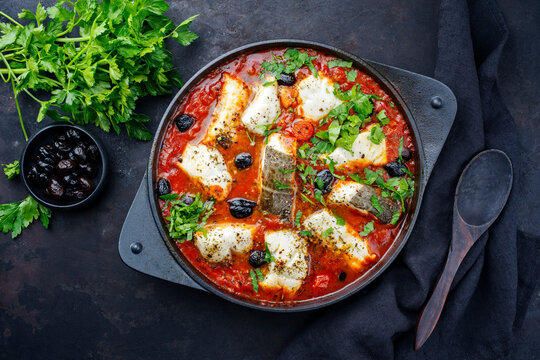 Traditionelle spanische Meeresfr&uuml;chte Zarzuela de Pescado mit Fisch in roter So&szlig;e als Draufsicht im Design Topf