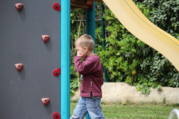 enfant sur une aire de jeux