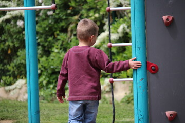 enfant sur une aire de jeux