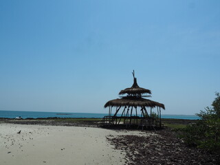 abrit sur une plage aux bijagos guinée bissau