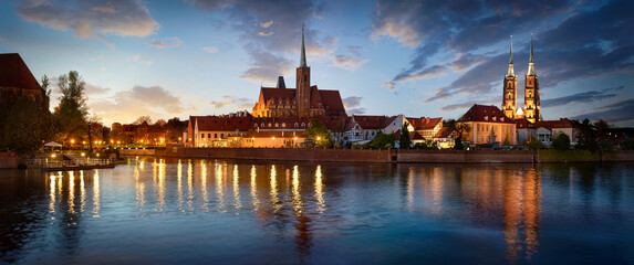 Fototapeta na wymiar Panoramic evening view on Wroclaw Old Town. Island 