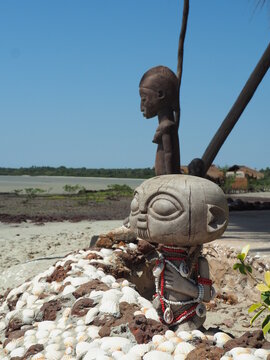 statue de bois sur plage des tributs bijagos guin&eacute;e bissau
