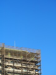 古いビルにかけられた足場
