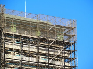古いビルにかけられた足場

