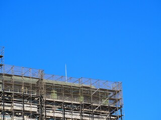 古いビルにかけられた足場
