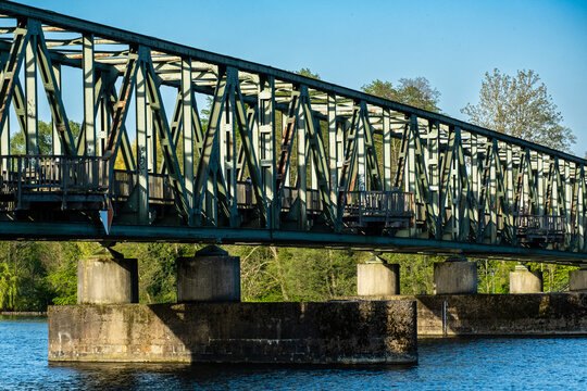Eisenbahnbrücke über die Ruhr am Baldeneysee in Essen