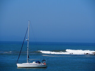 Obraz premium Ruta al faro de Gorliz, desde la playa y entre preciosos acantilados. España.