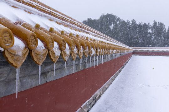 Red wall eaves and icicles in Beijing Ditan Park