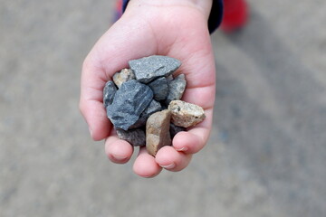 子供の手いっぱいの石