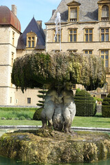 Fontaine en pierre devant le château de Fléchères