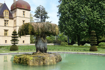 Fontaine angelots devant le château de Fléchères